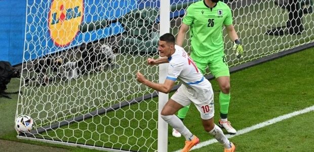 باتريك شيك يُحبط جماهير ليفركوزن بتصريحات صادمة: المنافسة على اللقب أصبحت بعيدة
